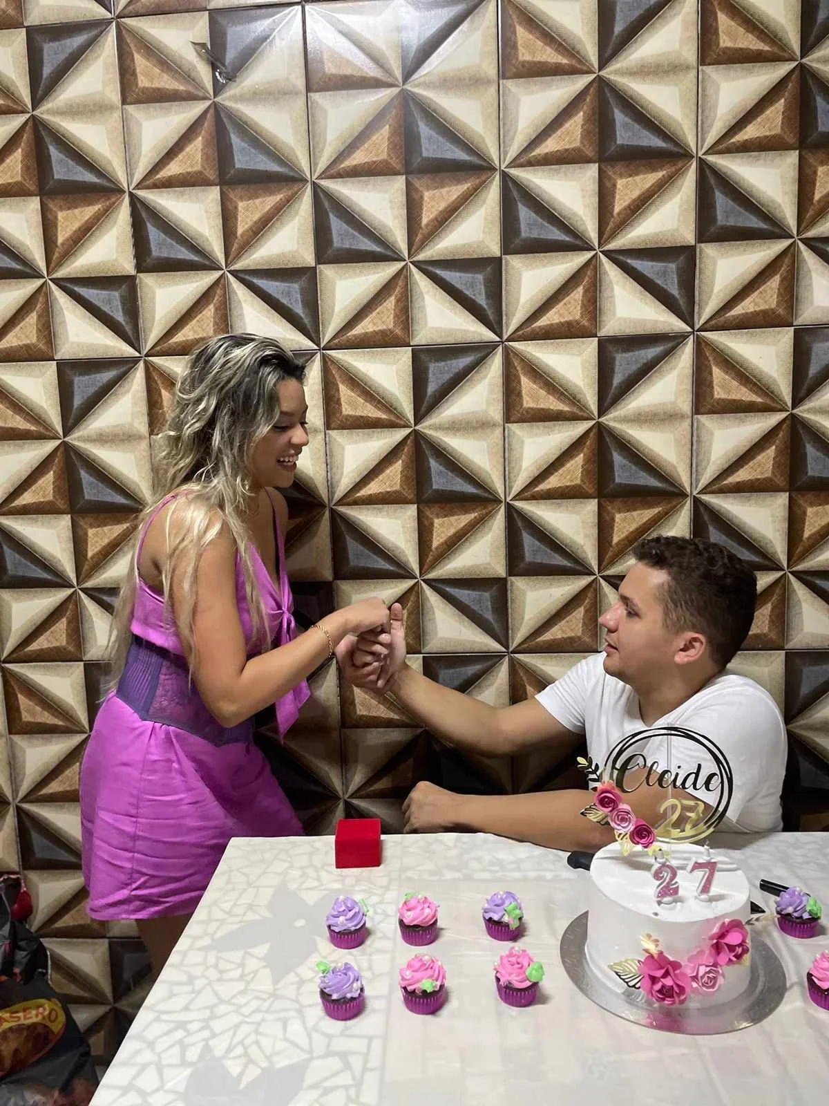 Hóspede compartilhando avaliação positiva da casa de praia